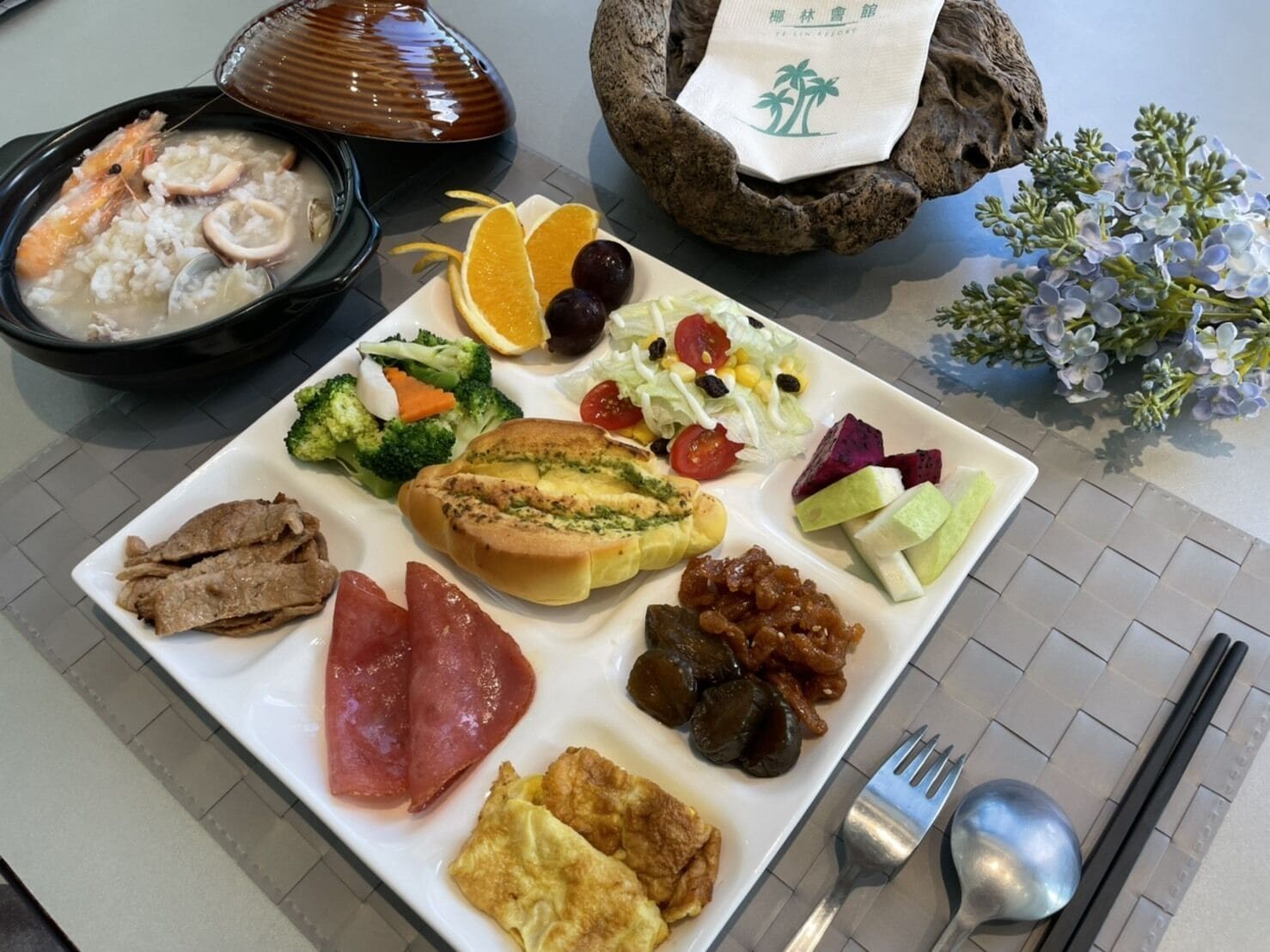 Una mesa de comedor con una variedad de platos que incluyen mariscos, verduras y carnes.