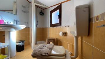 Douche, sĂšche-cheveux, bidet, serviettes fournies