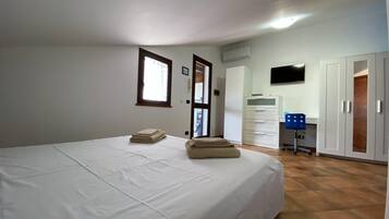 2 Schlafzimmer, Schreibtisch, BĂŒgeleisen/BĂŒgelbrett, kostenloses WLAN