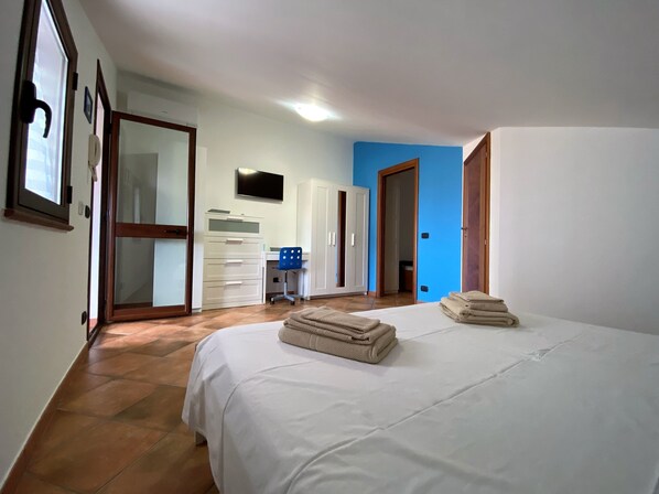 2 bedrooms, desk, iron/ironing board, free WiFi - BlueMoon Home (Campofelice di Roccella)