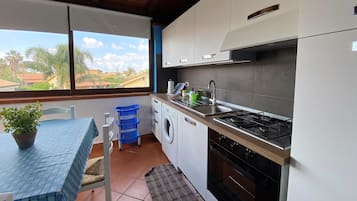 KĂŒhlschrank, Ofen, Herdplatte, Kochgeschirr/Geschirr/Besteck