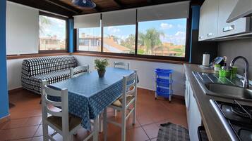 Réfrigérateur, four, plaque de cuisson