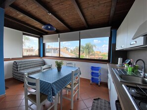 Fridge, oven, stovetop, cookware/dishes/utensils - BlueMoon Home (Campofelice di Roccella)