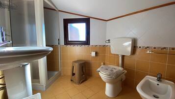 Dusche, Haartrockner, Bidet, HandtĂŒcher