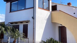 A modern two-story house with large windows, a balcony, and a door. - BlueMoon Home (Campofelice di Roccella)