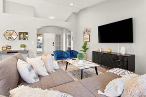 Una televisión, una chimenea, una oficina