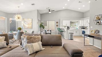 Televisión, chimenea, oficina