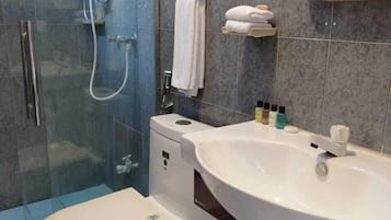 Deluxe Room, 1 Bedroom, Garden View | Bathroom