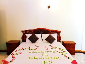 Muebles diferentes, escritorio y tabla de planchar con plancha 