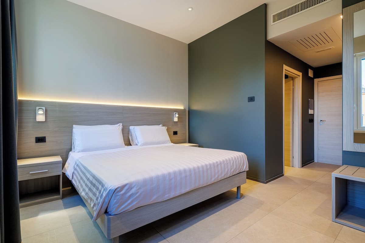 Superior tweepersoonskamer | Luxe beddengoed, pillowtop-bedden, een minibar, een kluis op de kamer