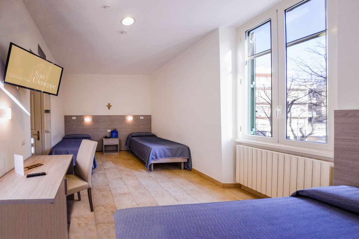 Familiekamer | Luxe beddengoed, pillowtop-bedden, een minibar, een kluis op de kamer