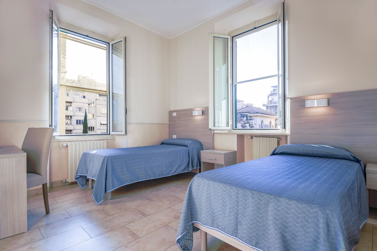 Standaard kamer | Luxe beddengoed, pillowtop-bedden, een minibar, een kluis op de kamer
