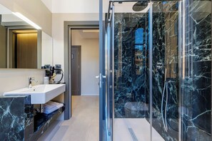 Superior-enkeltværelse | Badeværelse | Bruser, gratis toiletartikler, hårtørrer, bidet