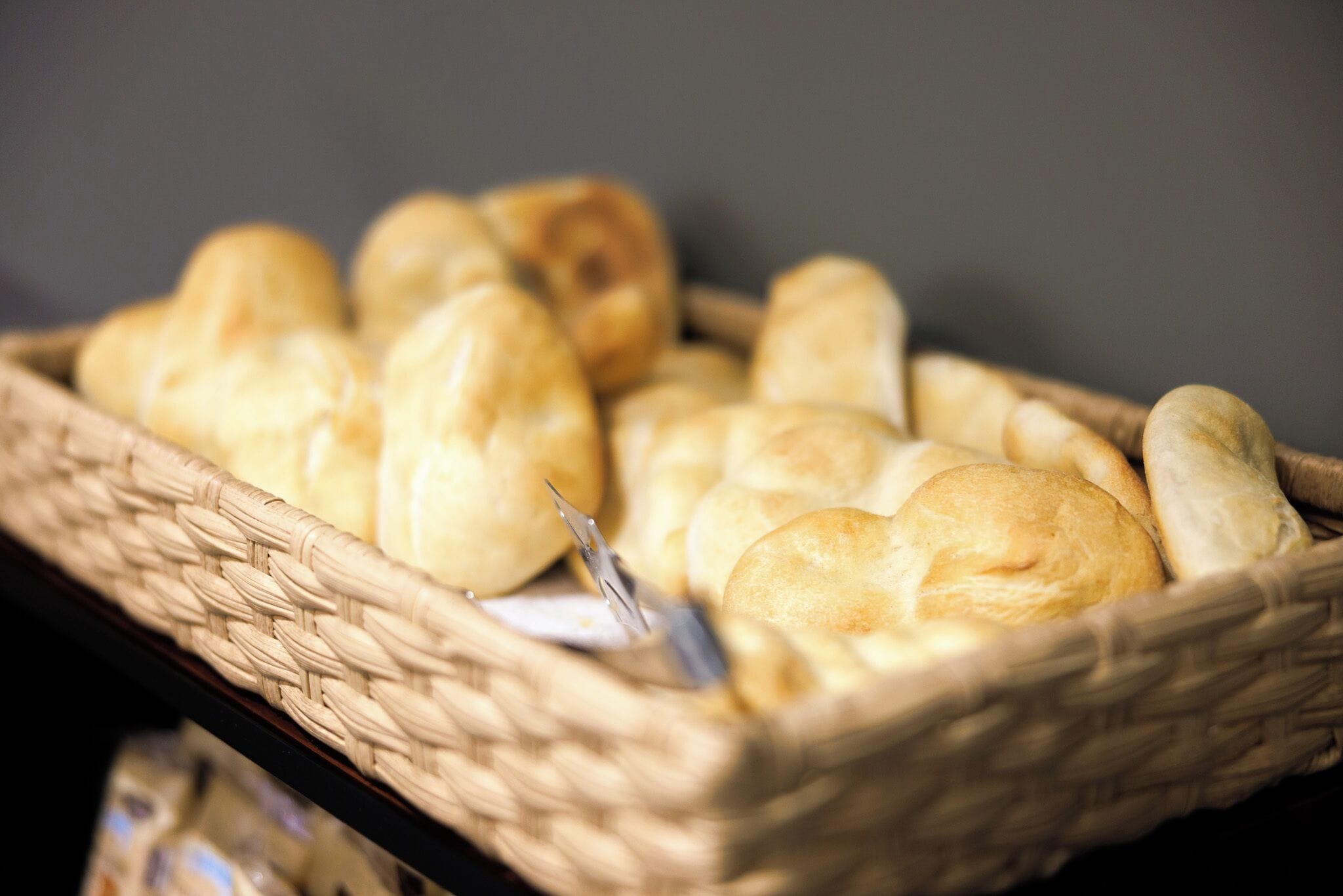 Un panier rempli de petits pains fraîchement sortis du four.