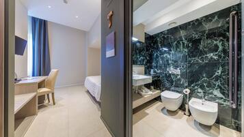 Quarto solteiro superior | Roupas de cama premium, camas com colchões pillow-top, frigobar