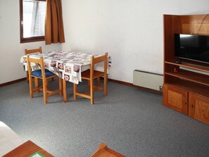 Dining - Ski-in/ski-out studio, 4 pax, balcony (Les Orres)