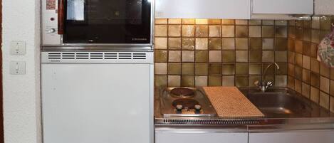 Réfrigérateur, micro-ondes, four