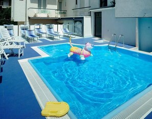 Seasonal outdoor pool, open 9:00 AM to 7:30 PM, sun loungers - Hotel Haiti (Cattolica)