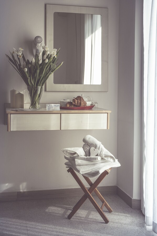 Zimmersafe, kostenloses WLAN, Bettwäsche