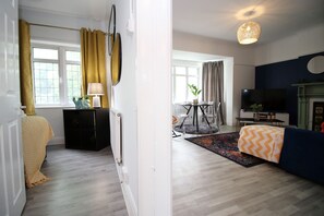 Flat-screen TV - Minister House 2 by Tŷ SA (Cardiff)