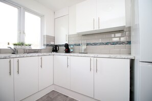 Grand réfrigérateur, micro-ondes, four, plaque de cuisson