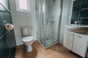 Douche, serviettes fournies, savon, papier de toilette