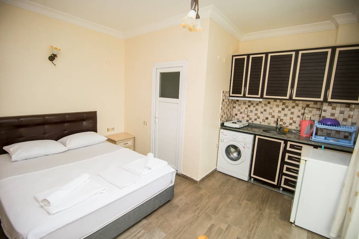 Kamar Basic, 1 Tempat Tidur Double, pemandangan kolam renang | 1 kamar tidur, seprai katun Mesir, dan seprai premium