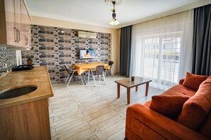 Apartamento, 1 quarto, vista para a piscina | Cozinha privada | Frigobar, cooktop, talheres/pratos/utensílios de cozinha