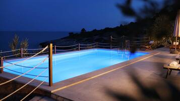 Luxury-Haus, 4 Schlafzimmer, Meerblick, Strandnähe (Four Bedroom Villa with Pool and Beac) | Pool | Außenpool, Sonnenschirme, Liegestühle