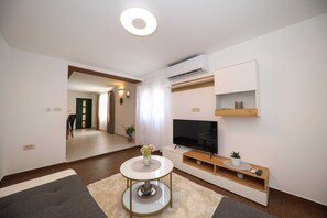 Luksustalo, 4 makuuhuonetta, merinäköala, rannan lähellä (Four Bedroom Villa with Pool and Beac) | Sisätilat