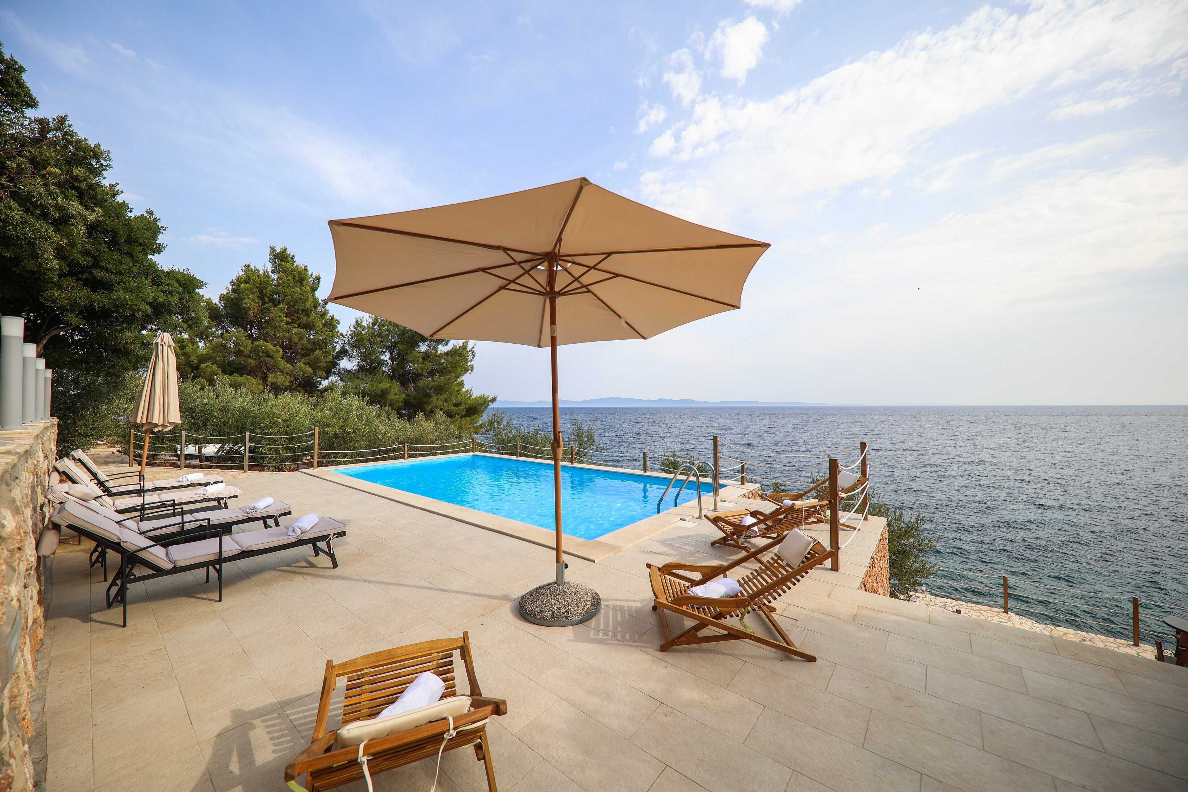 Casa de lujo, 4 habitaciones, vista al mar, frente al mar (Four Bedroom Villa with Pool and Beac) | Alberca | Alberca al aire libre, sombrillas en la alberca y camastros 