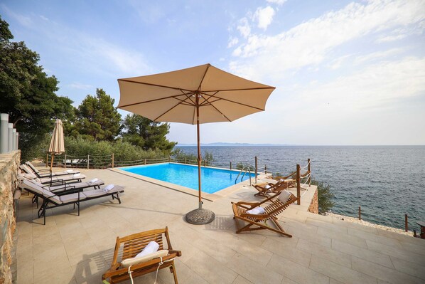 Luksustalo, 4 makuuhuonetta, merinäköala, rannan lähellä (Four Bedroom Villa with Pool and Beac) | Uima-allas | Ulkouima-allas, aurinkovarjoja, aurinkotuoleja