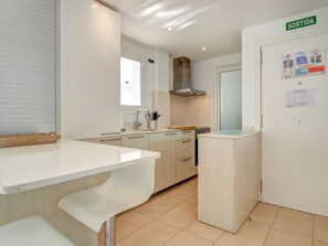 Kjøleskap, mikrobølgeovn, ovn og oppvaskmaskin