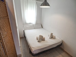 1 habitación, tabla de planchar con plancha, wifi gratis y ropa de cama 