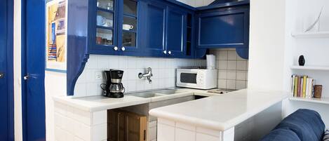 Jääkaappi, mikroaaltouuni, kahvin-/teenkeitin, leivänpaahdin