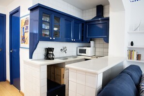 Kjøleskap, mikrobølgeovn, kaffetrakter/tekoker og brødrister