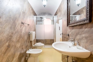 Doccia, asciugacapelli, bidet