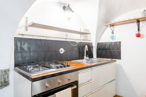 Réfrigérateur, four à micro-ondes, un four, surface de cuisson
