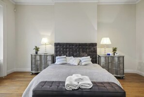 6 bedrooms, iron/ironing board, WiFi, bed sheets - Magnificent House in Knightsbridge (London)