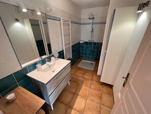 Dusche, Haartrockner, Handtücher, Toilettenpapier