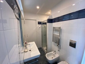 Doccia, asciugacapelli, bidet, asciugamani
