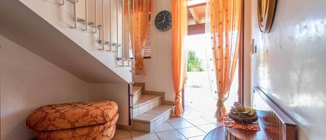 Comfort villa | Woonruimte | Een 23-inch flatscreentelevisie met digitale zenders en televisie