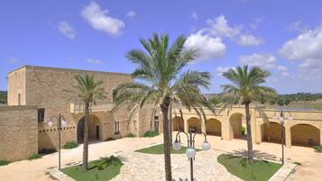 المنطقة المحيطة بالمنشأة