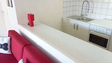 Een koelkast, een microgolfoven, een oven, een kookplaat