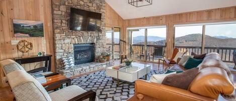 Fernseher, Kamin, Bücher, Stereoanlage