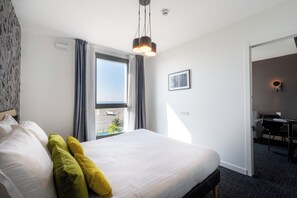 In-room safe, desk, blackout curtains, soundproofing - Nemea Appart`Hotel Riviera Nice Aeroport (Nice)