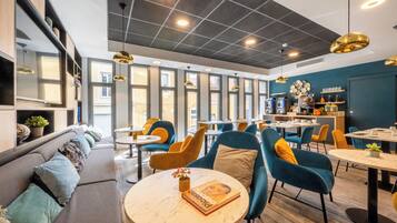 Petit déjeuner buffet (18 EUR par personne)