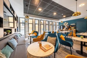 Petit déjeuner buffet (18 EUR par personne)