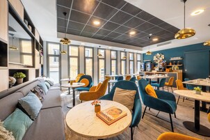 Café da manhã com buffet diário (EUR 18 por pessoa) 