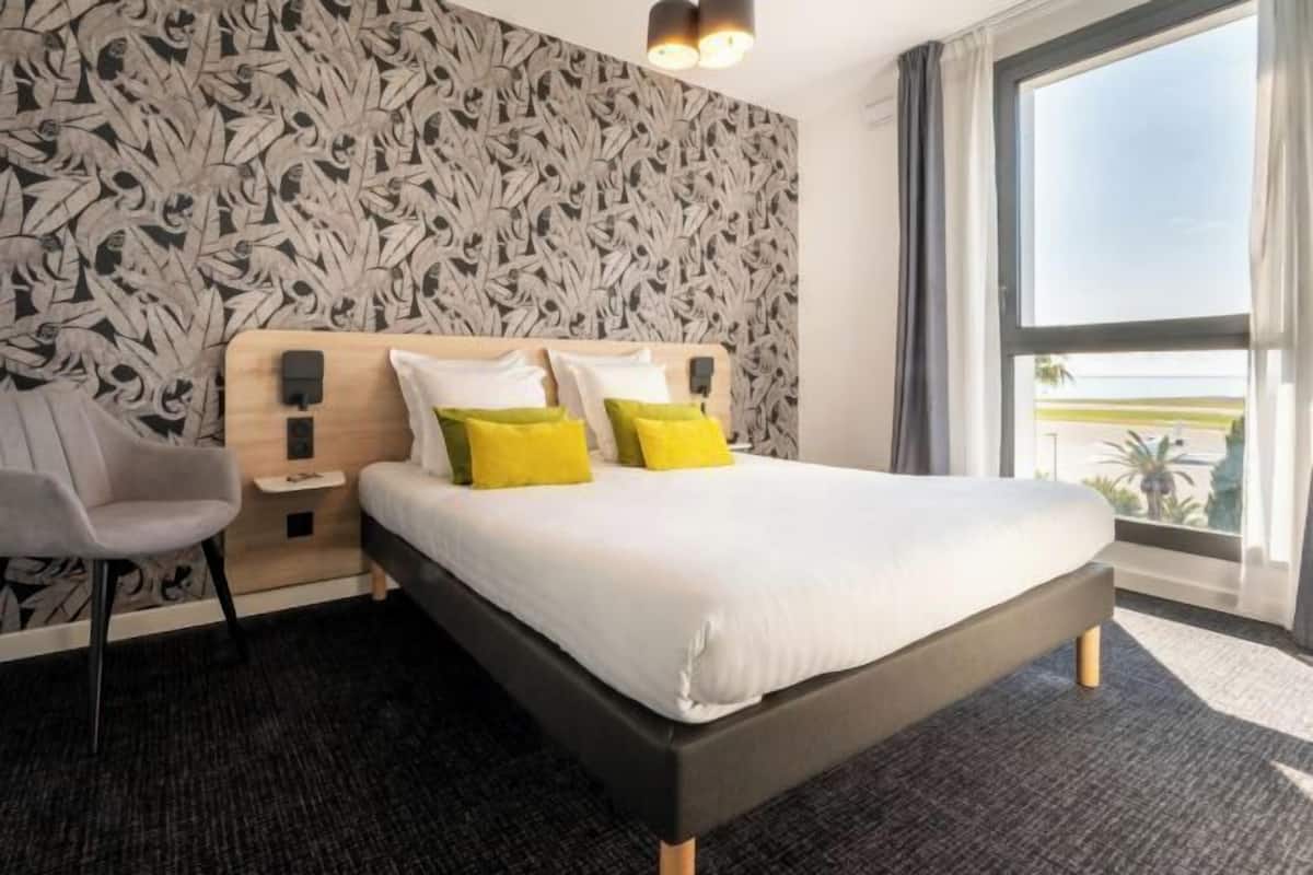 In-room safe, desk, blackout drapes, soundproofing